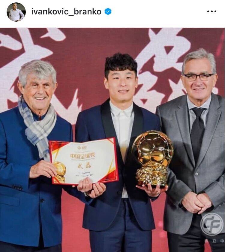  出席中國金球獎頒獎儀式，伊萬曬與武磊、米盧同框照片