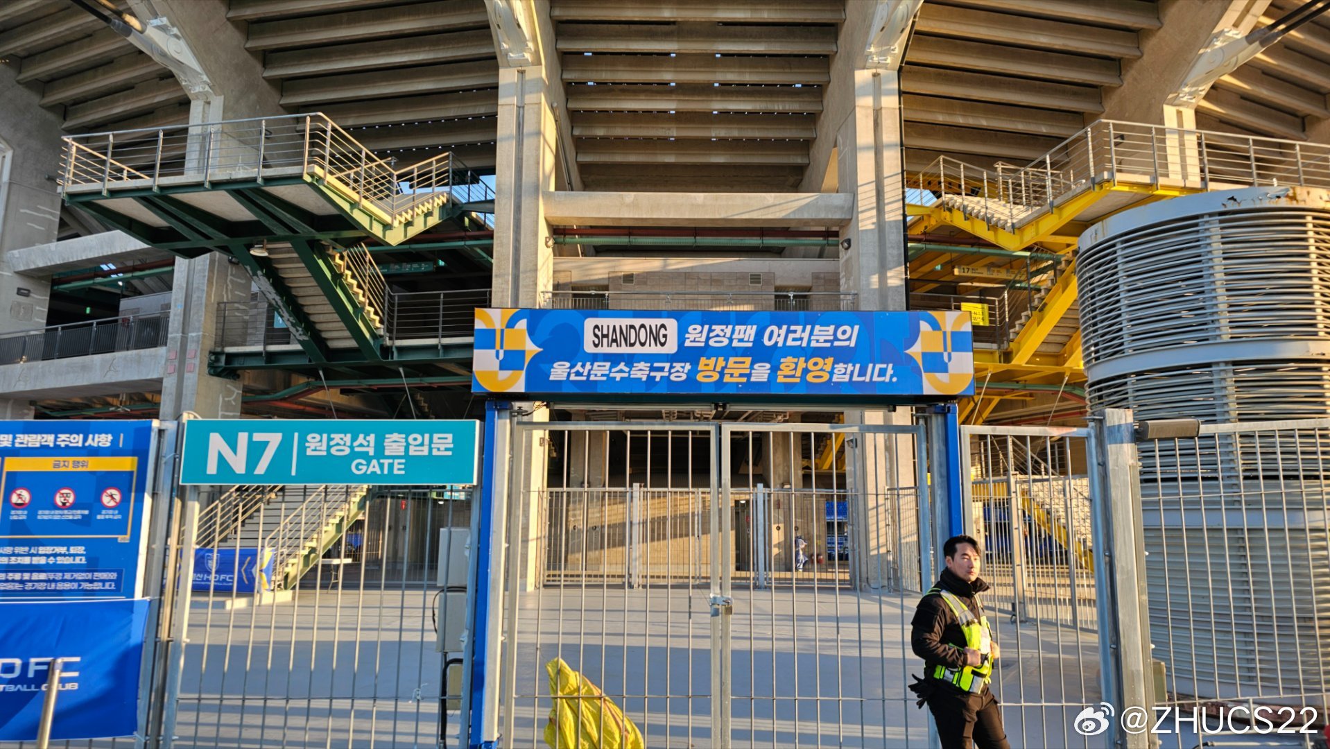  博主：蔚山現(xiàn)場(chǎng)工作人員、轉(zhuǎn)播車、安保在準(zhǔn)備撤場(chǎng)，場(chǎng)外一片安靜