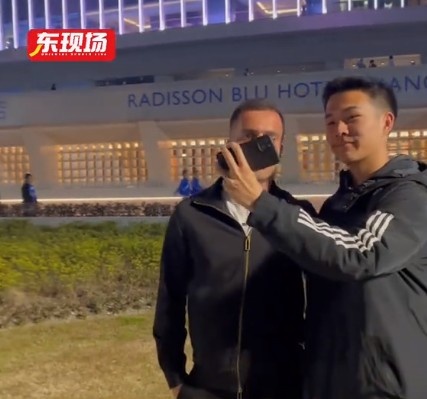  塞爾吉尼奧現(xiàn)身上海八萬人體育場，并與球迷親切打招呼合影