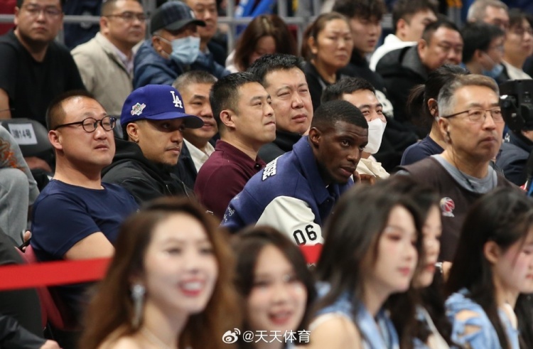  真籃球迷！國安外援法比奧攜玉昆外援科斯塔來到五棵松觀戰(zhàn)CBA