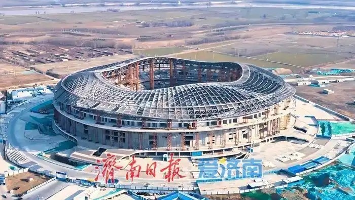  魯媒：戴上1.6萬(wàn)噸“鋼鐵巨冠”，黃河體育中心球場(chǎng)完成屋蓋施工