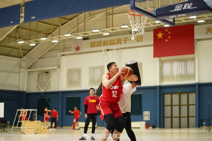  中國籃球之隊官博：大塊頭 大能量 祝李炎哲25歲生日快樂！