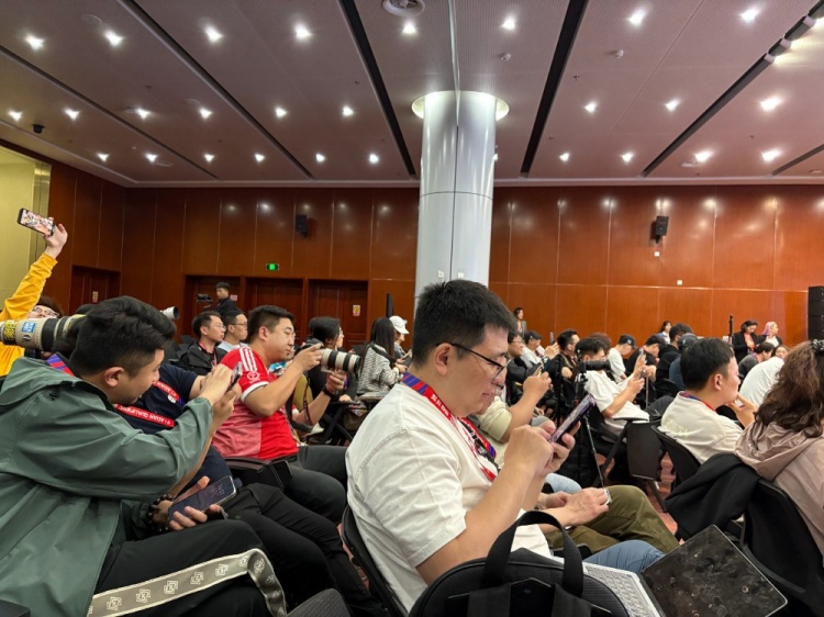  萬眾矚目！記者擠滿國足賽前新聞發(fā)布廳，賽場記者預(yù)計超300人