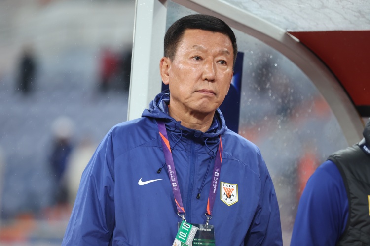  記者：崔康熙在備戰(zhàn)階段并不是非常愿意安排球隊踢熱身賽